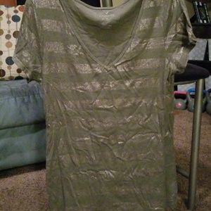 Womens American Eagle V neck T shirt size xl.